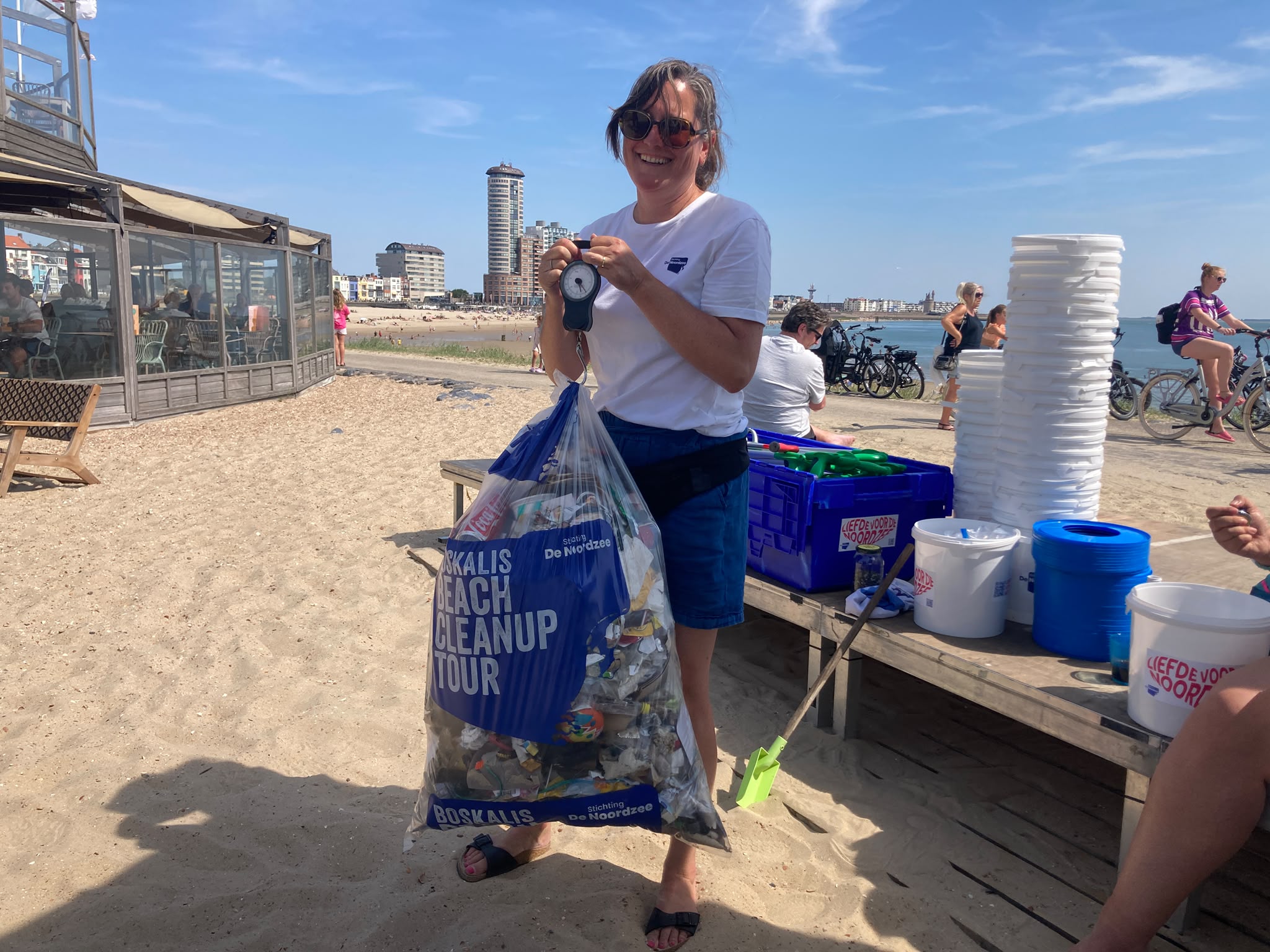 Grote vangst sigaretten tijdens schoonmaakactie strand