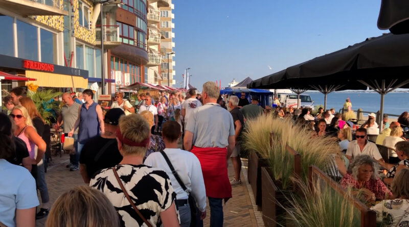 Avondmarkt brengt sfeer en drukte in Vlissingen