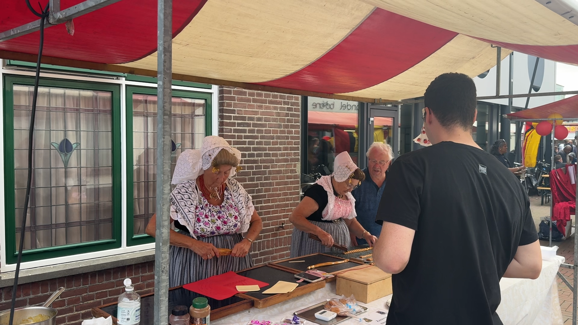 Drukte en gezelligheid bij de Karolingenmarkt