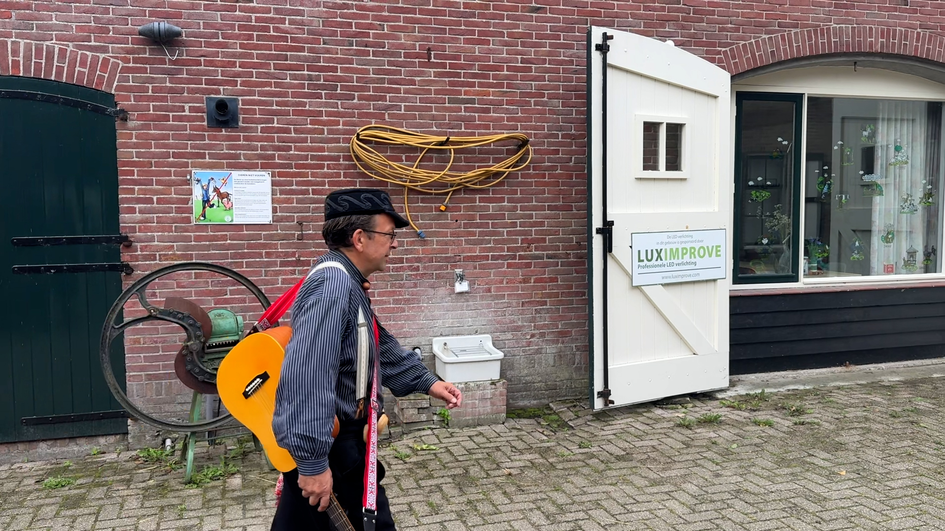 Klepperhoeve viert 50-jarig bestaan met coverliedje