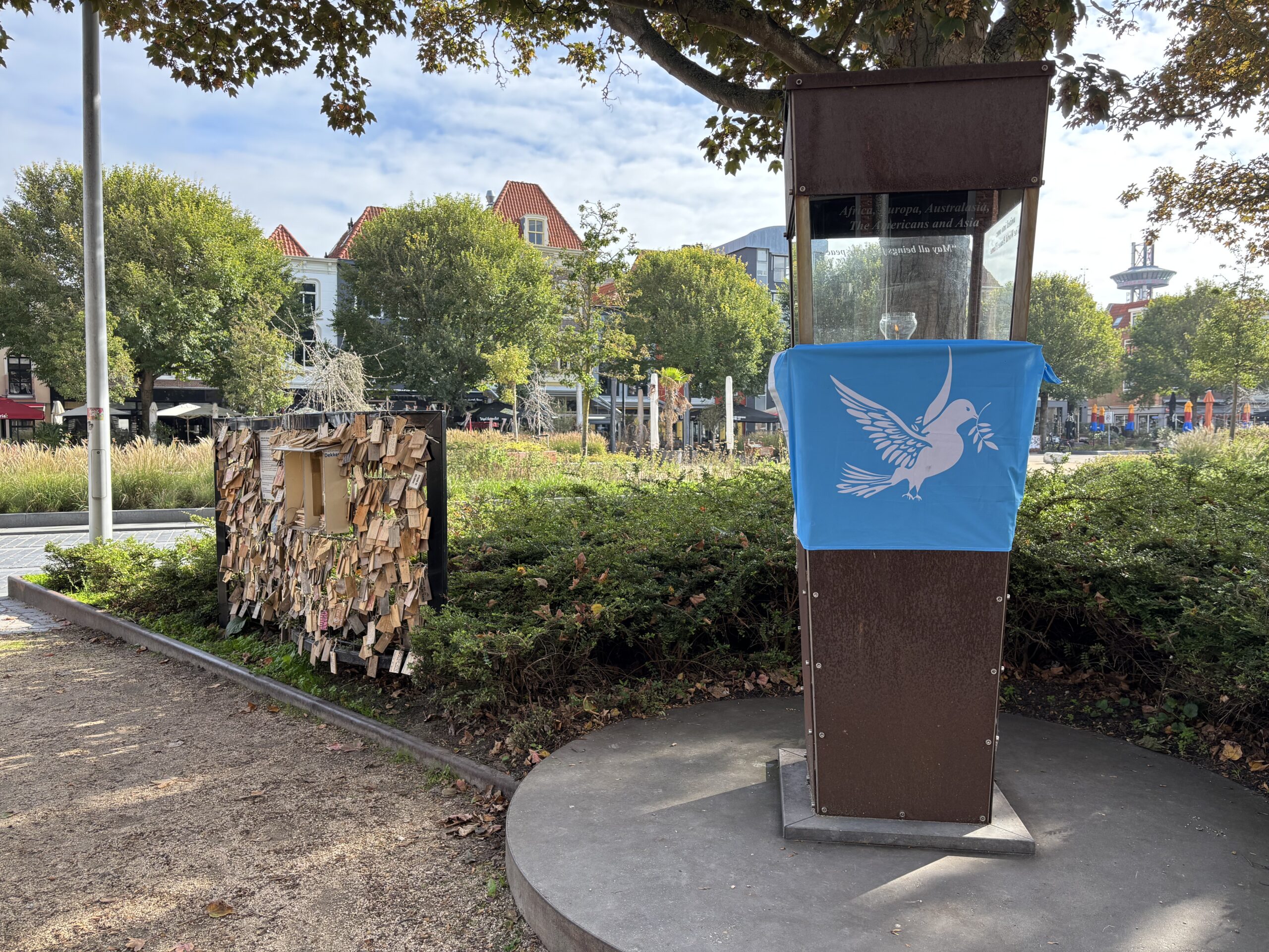 Jonge bezoekers voor Vredesvlam Vlissingen