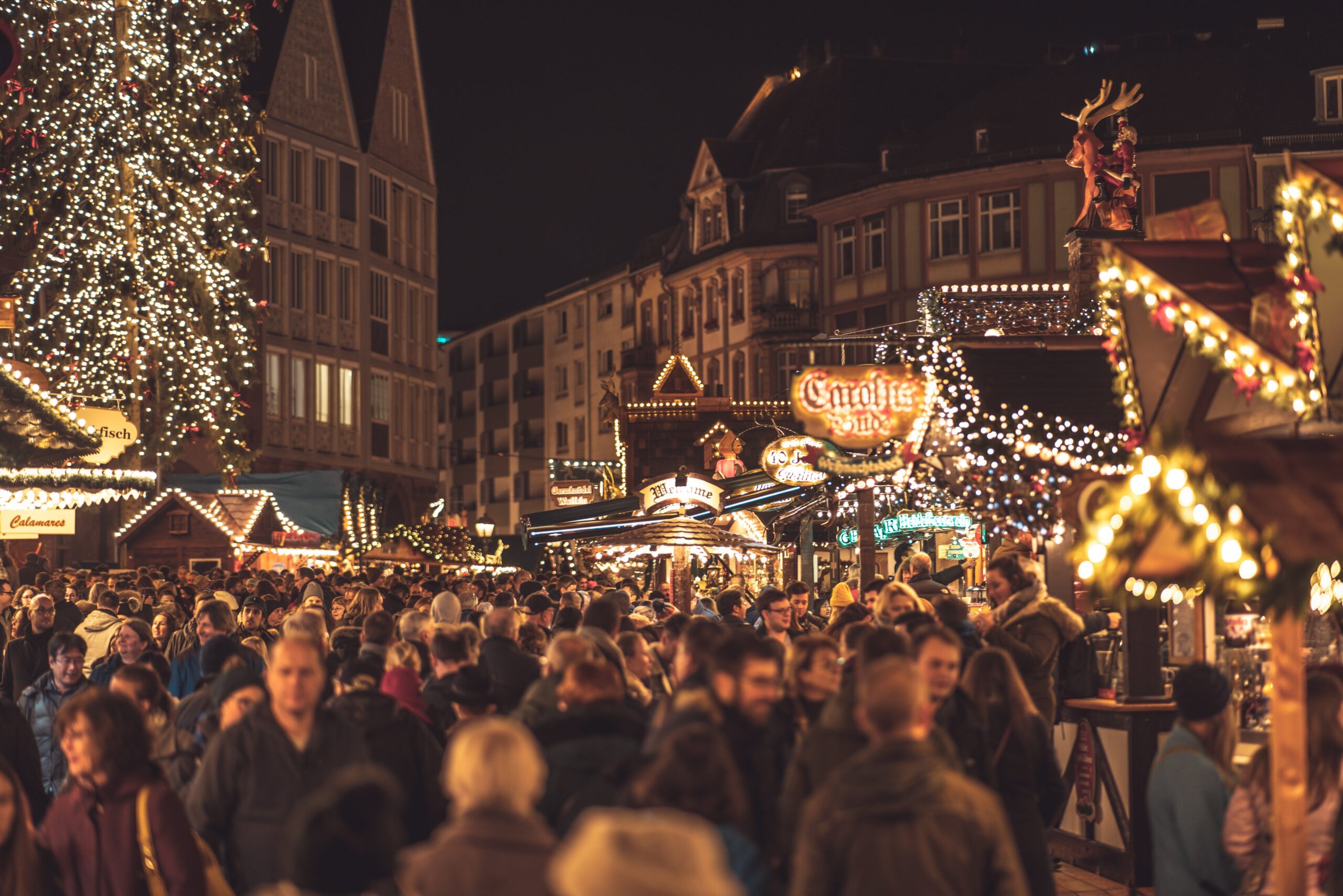Foto kerstmarkt met mensen