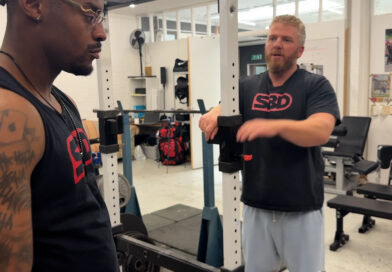 Joshua (23) timmert aan de weg in het powerliften