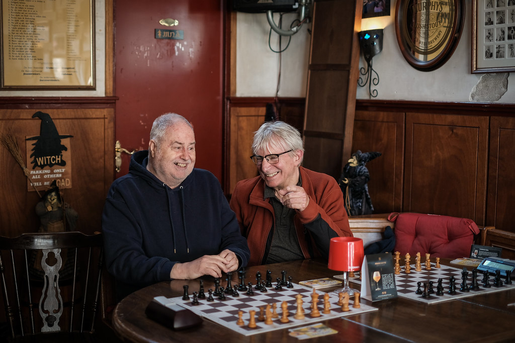 Foto gezellie samen schaken