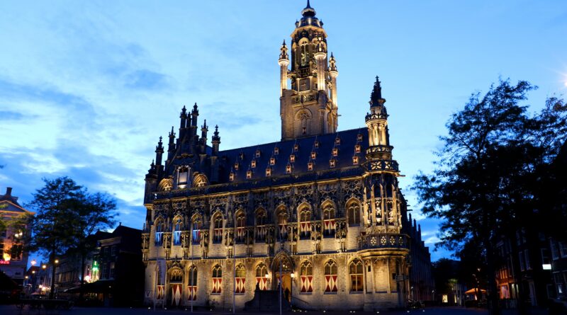 Foto oude stadhuis Middelburg avond