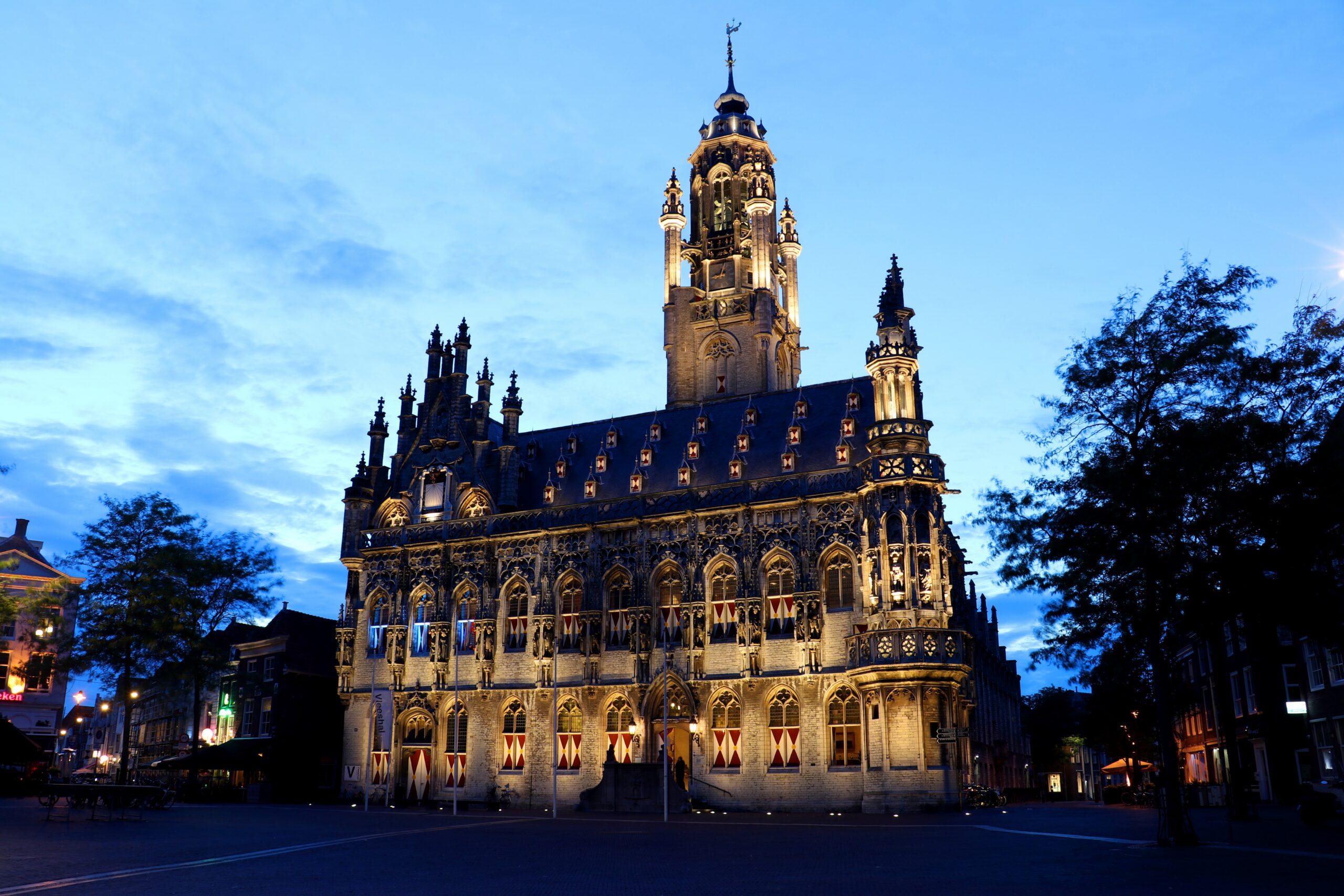 Foto oude stadhuis Middelburg avond