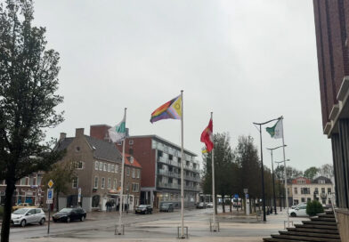 Regenboogvlag gehesen bij stadhuis in Vlissingen