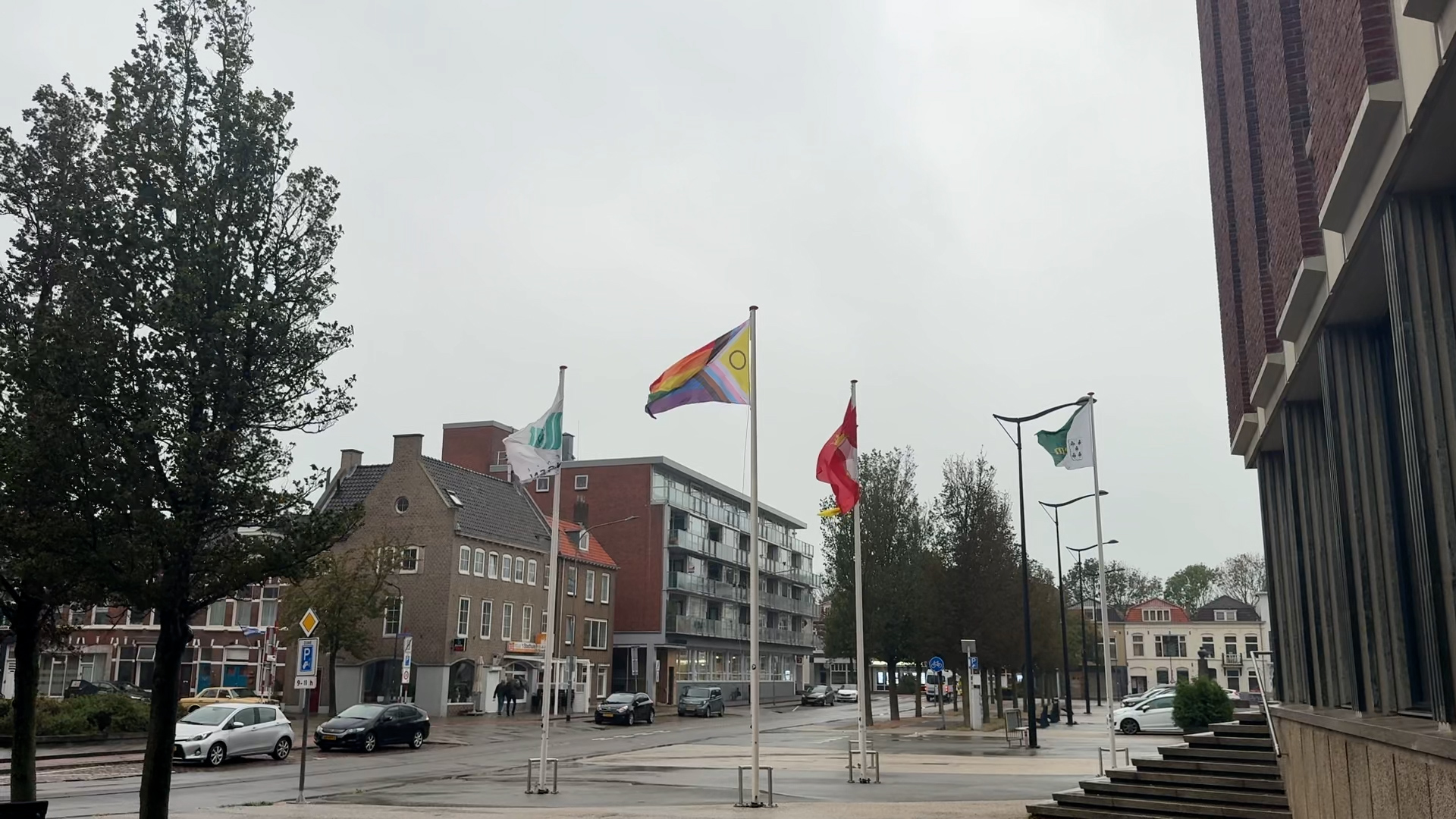 Regenboogvlag gehesen bij stadhuis in Vlissingen