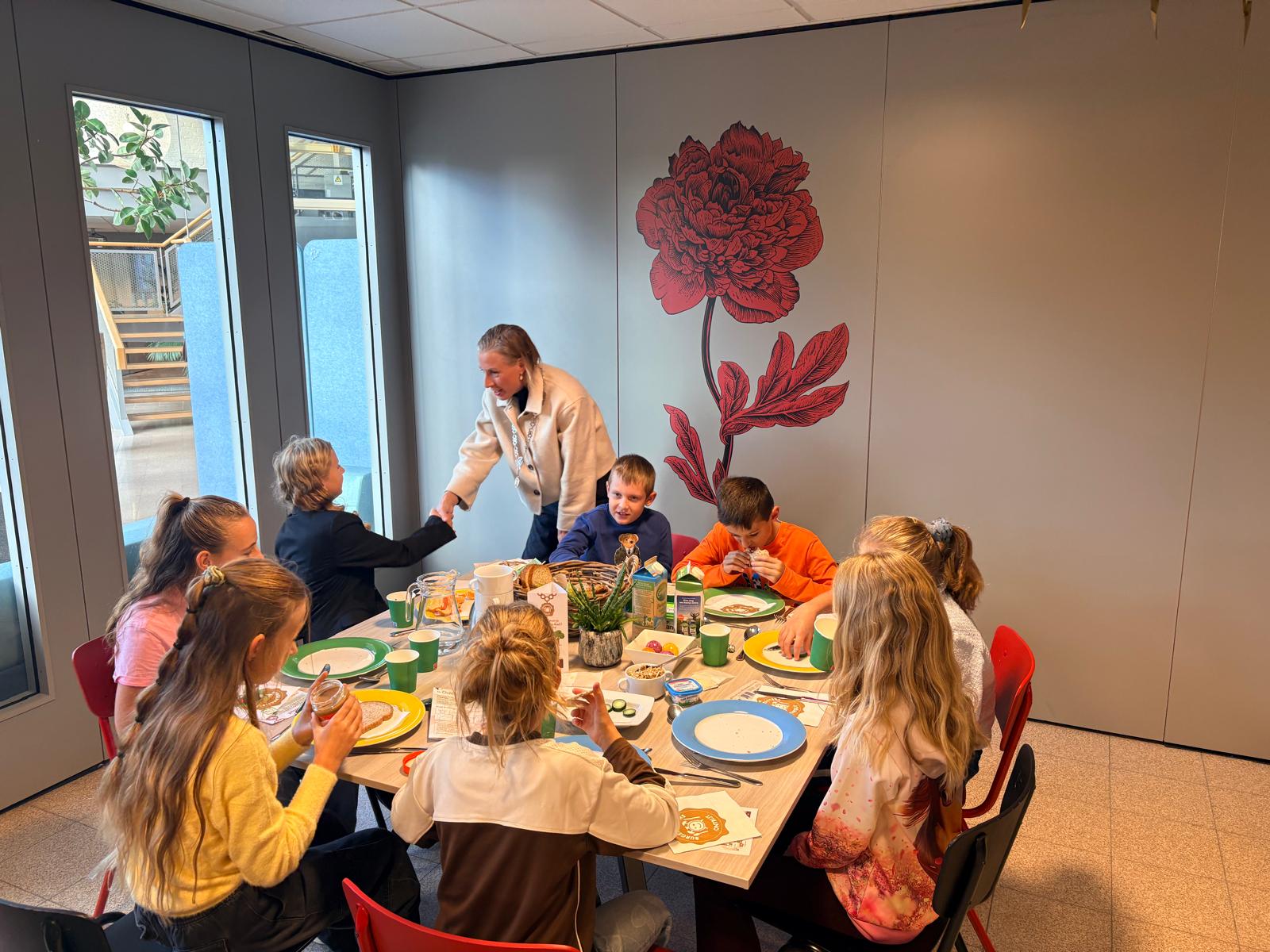 Leerlingen uit Biggekerke ontbijten met burgemeester