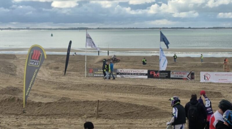 Winderige strandcross in Vlissingen